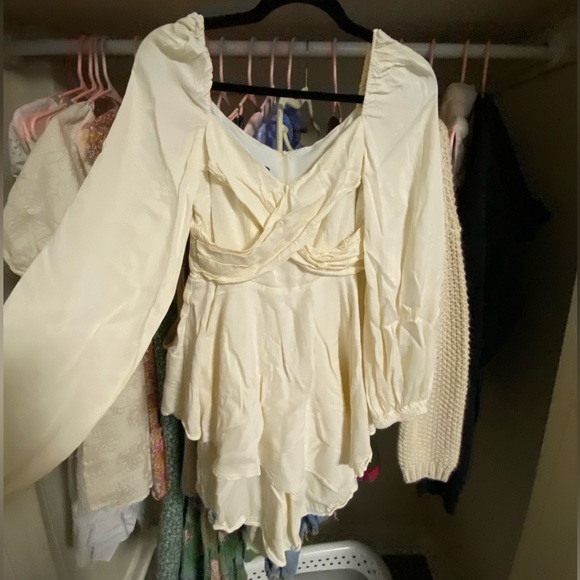 [NEED GONE] Tinfour Ivory Cream Romper - Picture 2 of 5
